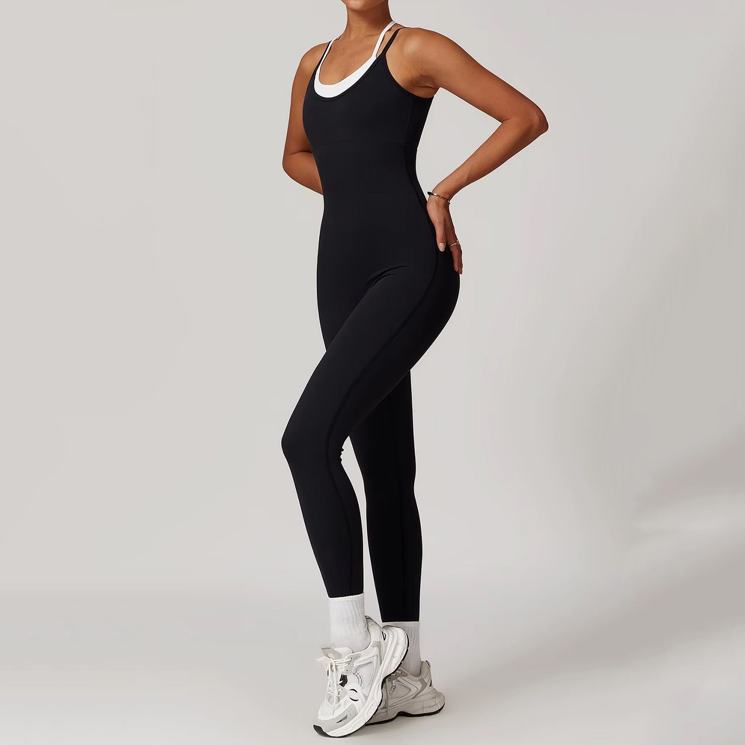 Beyaz Bra Detaylı İnce Askılı Tulum