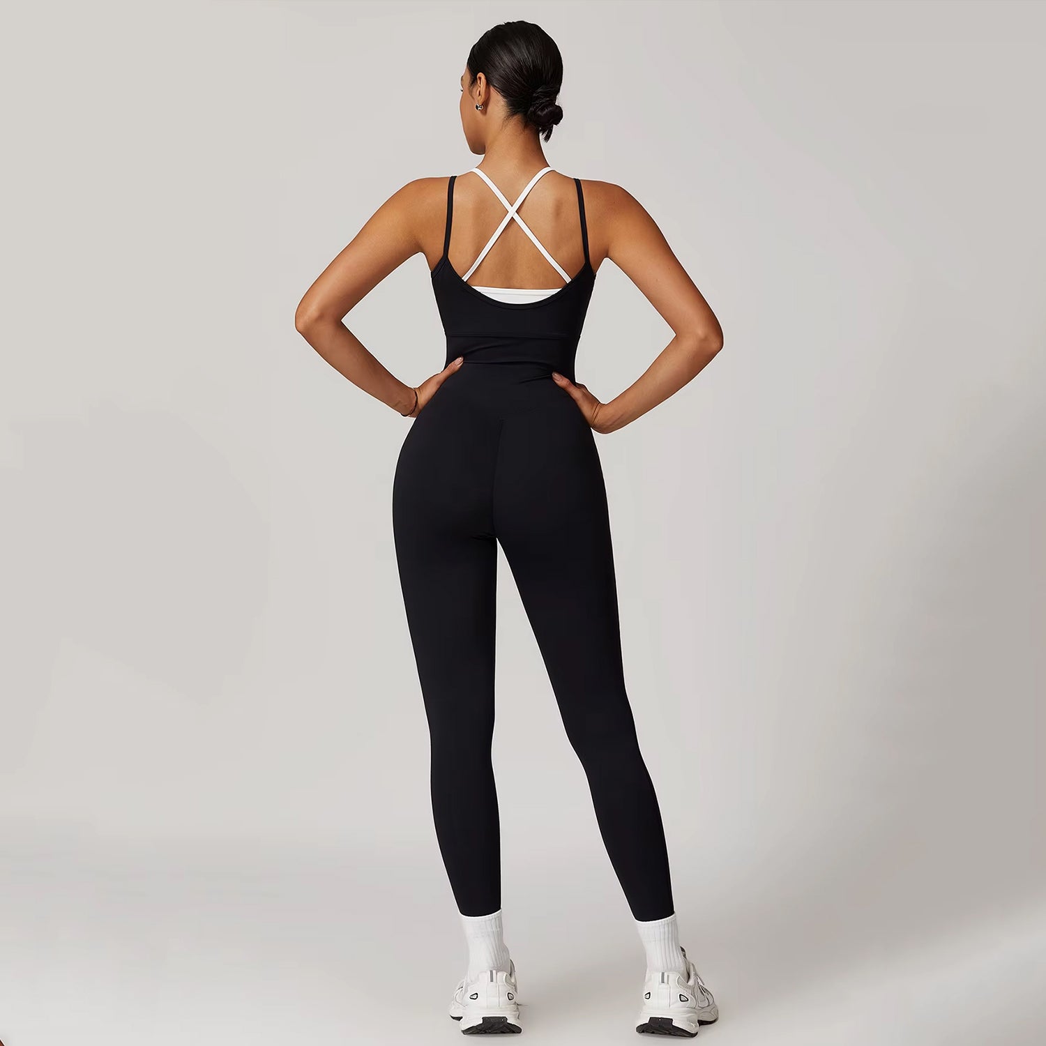 Beyaz Bra Detaylı İnce Askılı Tulum